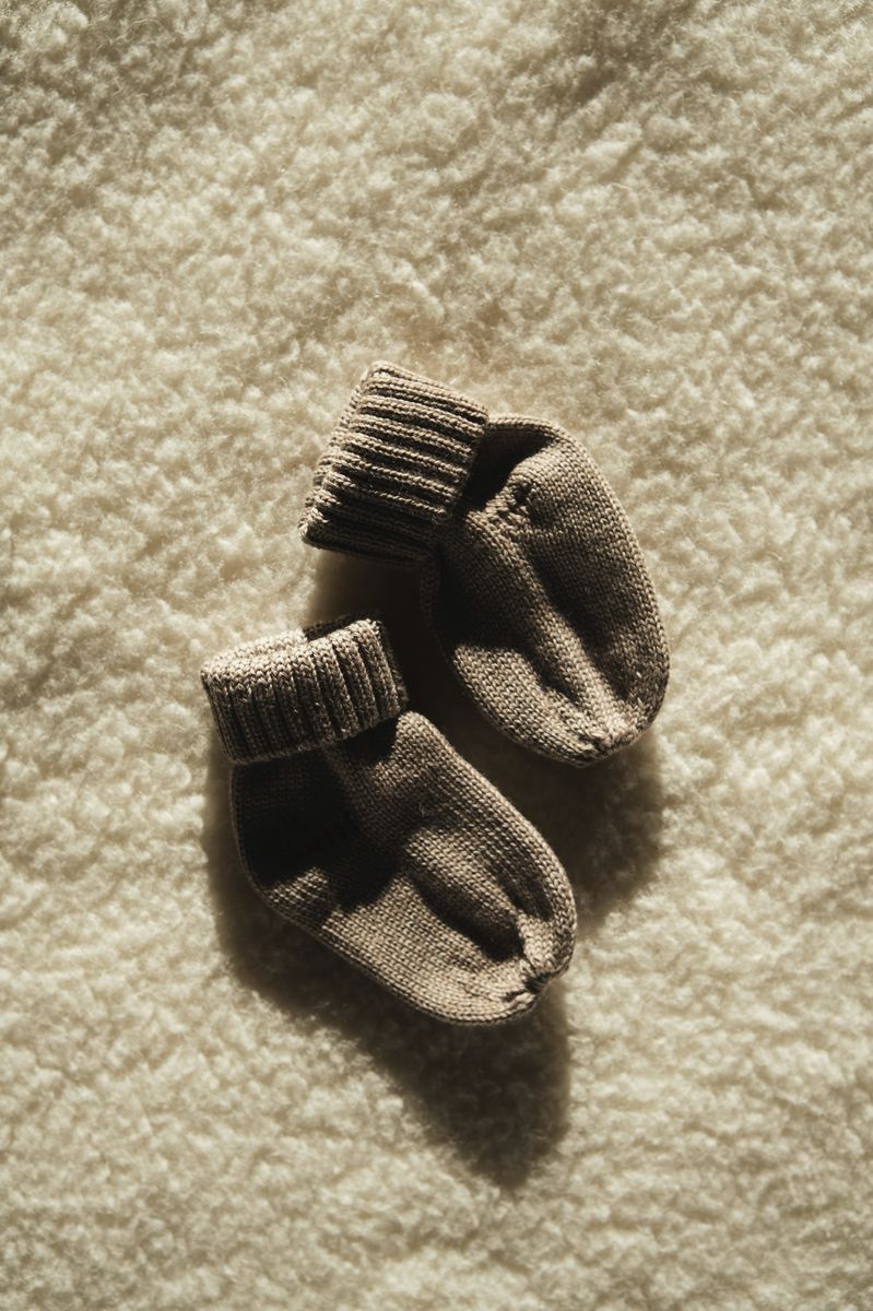 Detailfoto van merinowollen babyslofjes die de voetjes warm houden zonder te laten zweten.
