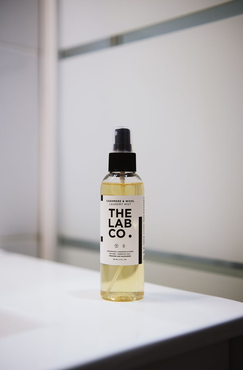 Fles Dry‑wash mist van The Lab Co op een tafel, label duidelijk zichtbaar