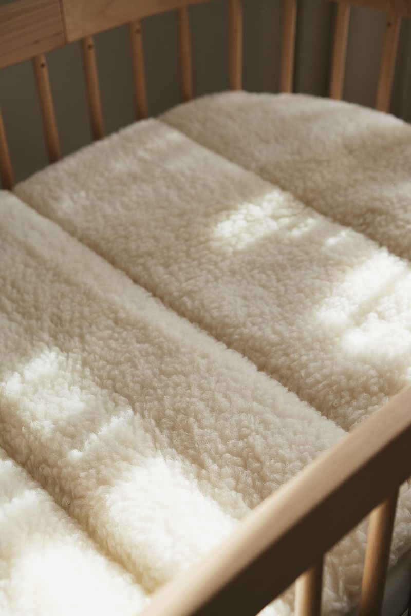 Kico Label matrastopper 100% merinowol uitgerold op ledikant, klaar voor gebruik