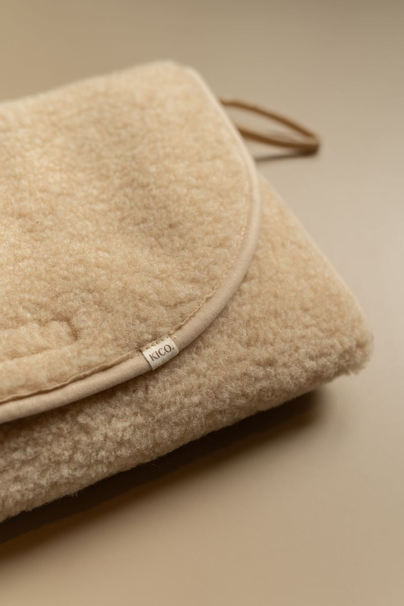 Zacht wollen verschoonmat met etui van Kico Label – beige en minimalistisch