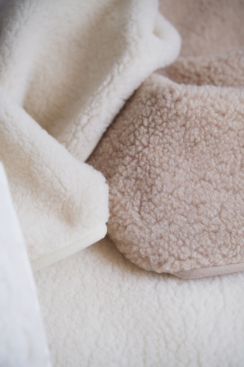 Voetnzak voor autostoel en Maxi-Cosi in 2 verschillende kleuren, naturel en beige ter vergelijking