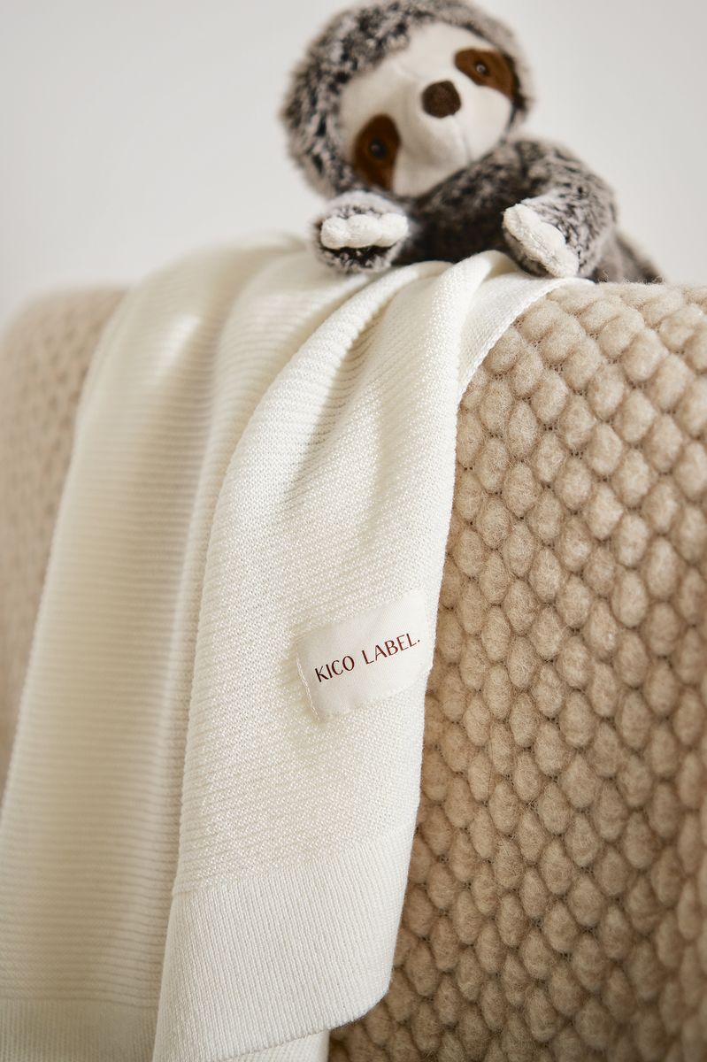 Gebreide babydeken 70x100 cm van merinowol – warme en zachte wiegdeken geproduceerd in Europa.