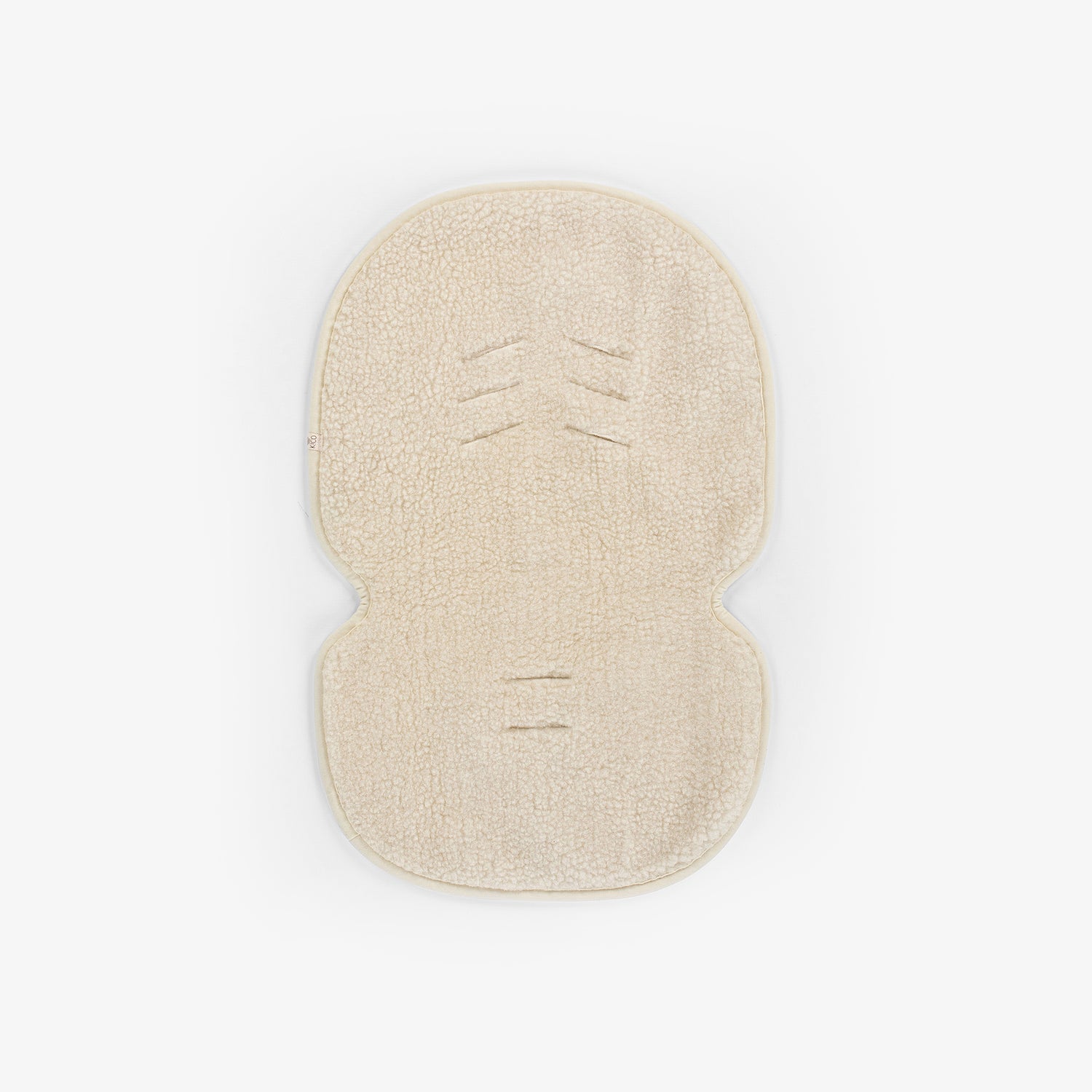 Wollen onderlegger voor buggy of maxi cosi inclusief gaten voor de riempjes tegen een witte achtergrond