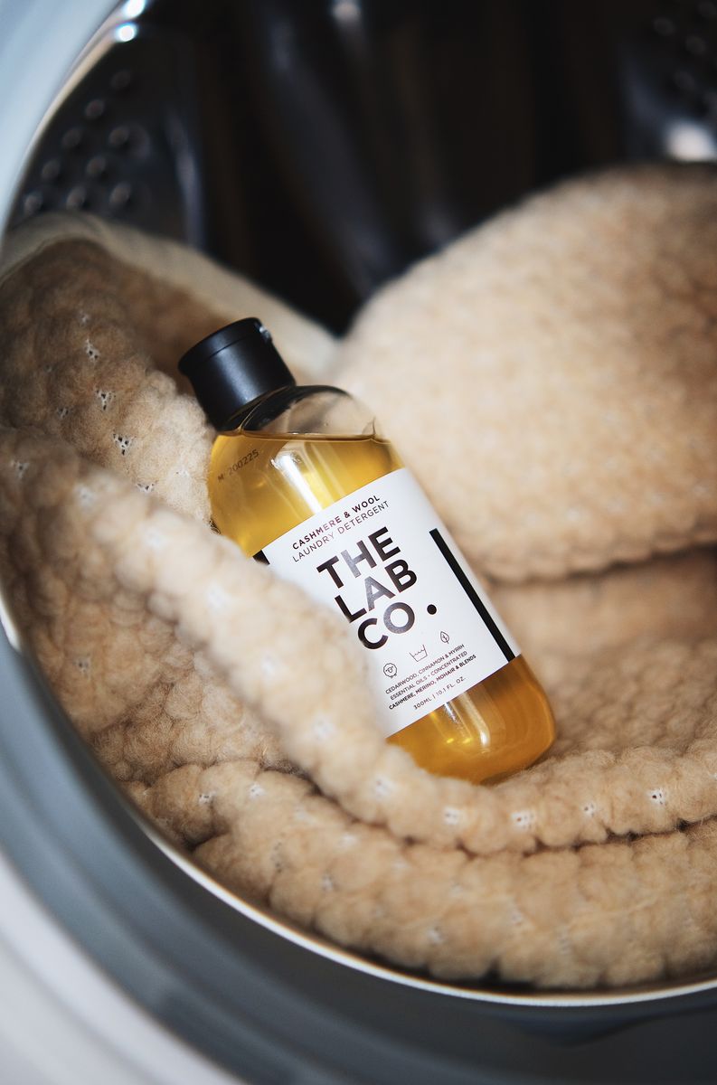 Fles wolwasmiddel in wasmachine – milieuvriendelijke, zachte verzorging voor wollen kledingstukken