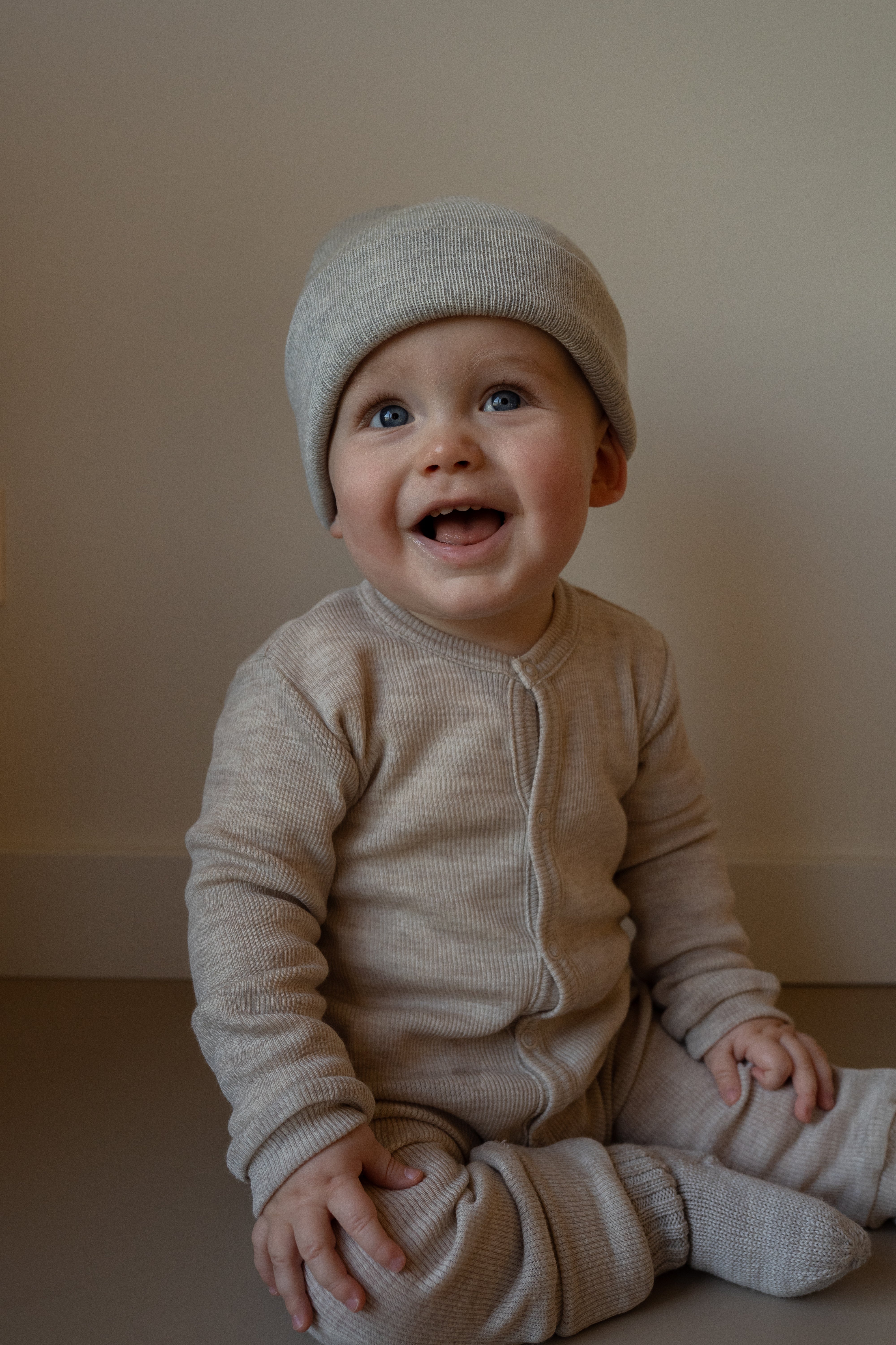 Kindje met de beige merinowollen muts – zachte gebreide wintermuts van merinowol