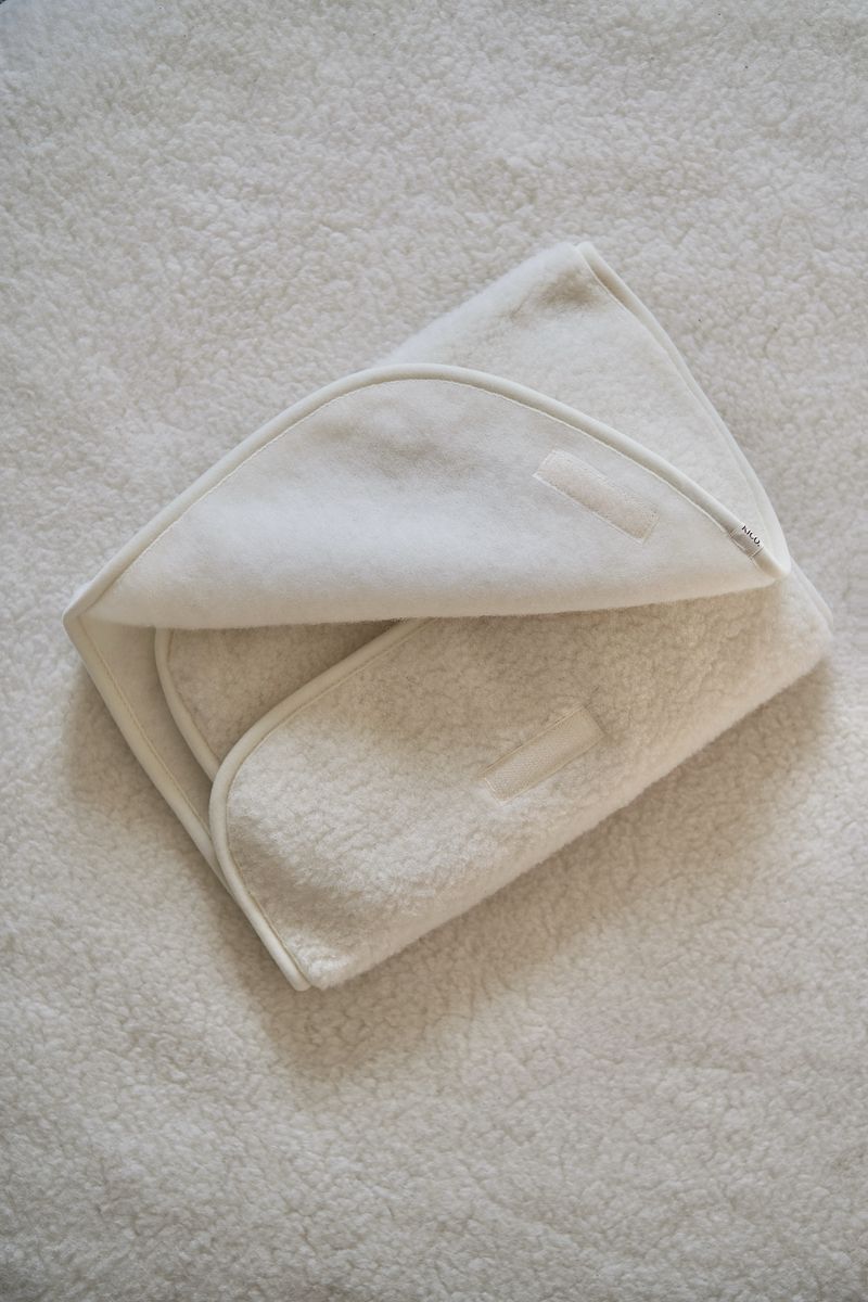 Naturel merinowollen verschoonmatje met etui van Kico Label, klaar voor gebruik op verschoningsplek