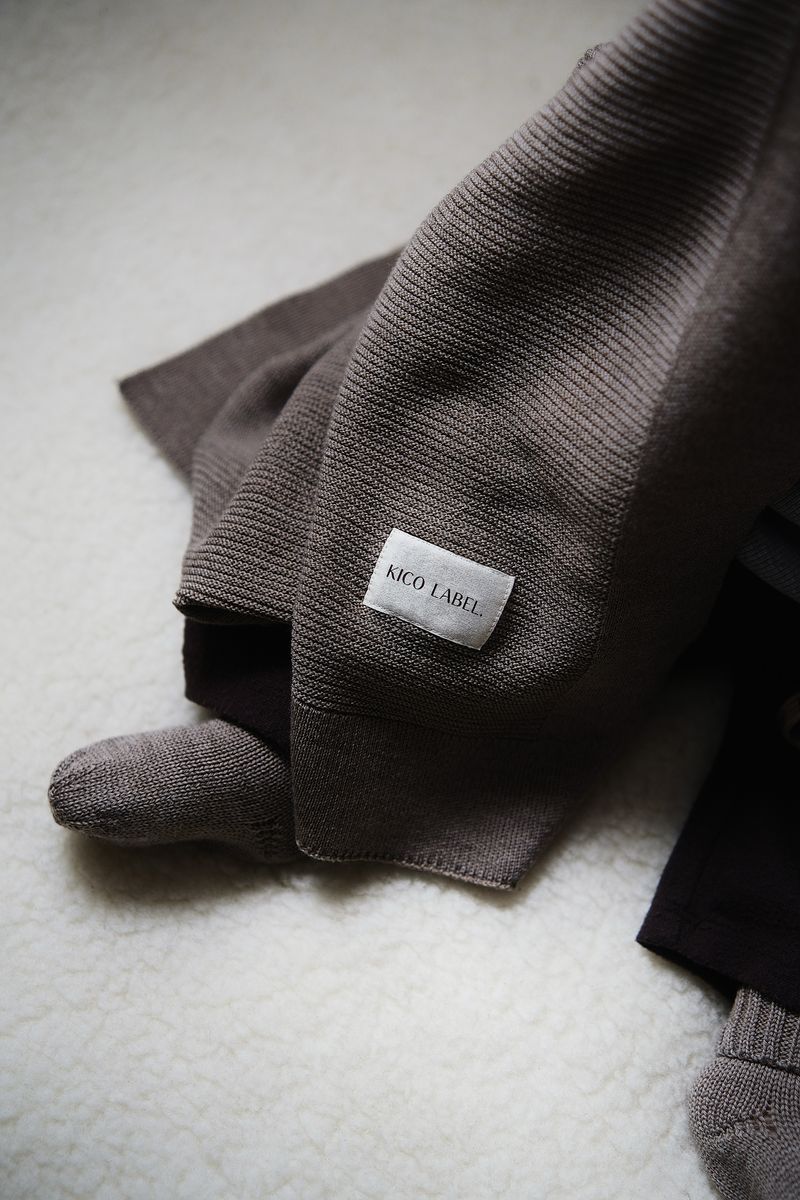 Detailfoto van ademende merinowollen babydeken met medium dikte voor optimaal slaapcomfort - Taupe