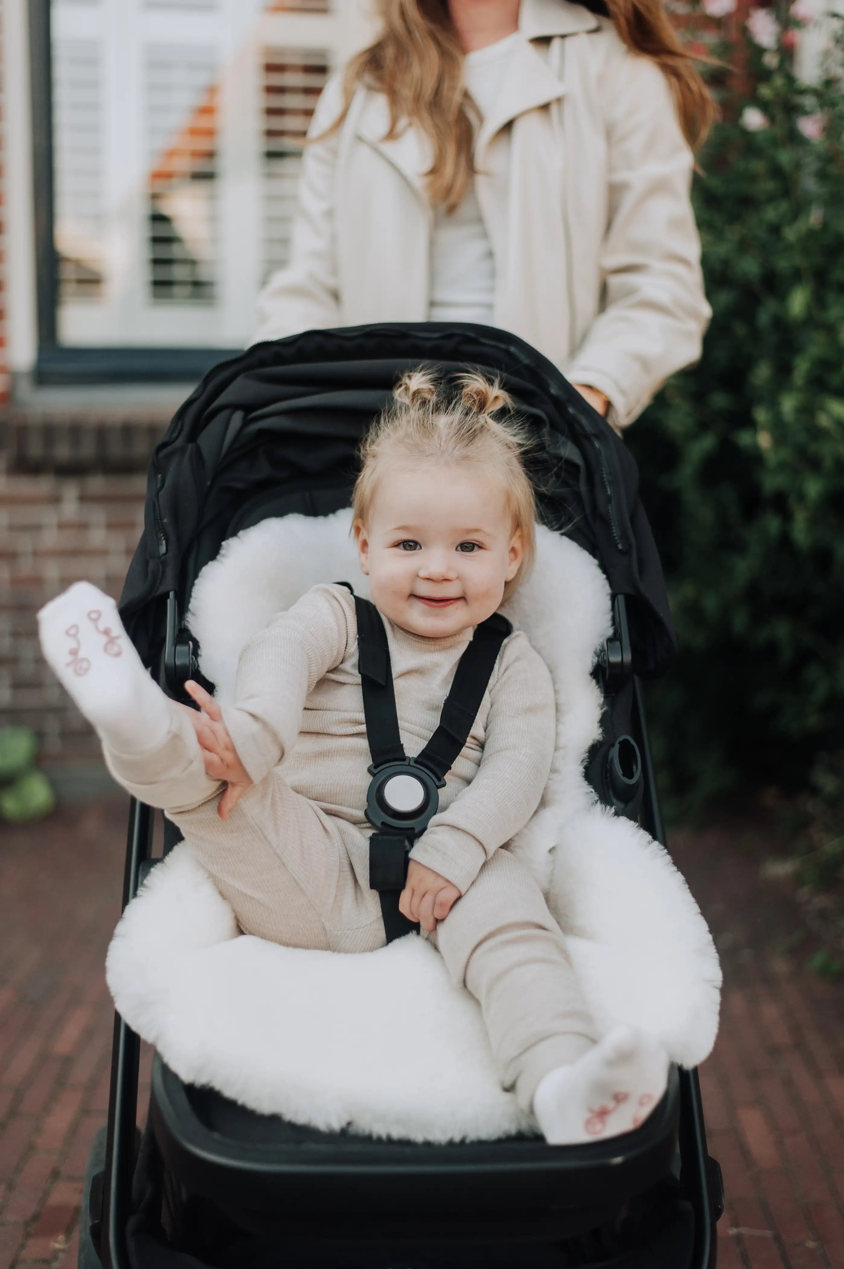 Schapenvacht met riemgaten voor Maxi-Cosi of kinderwagen