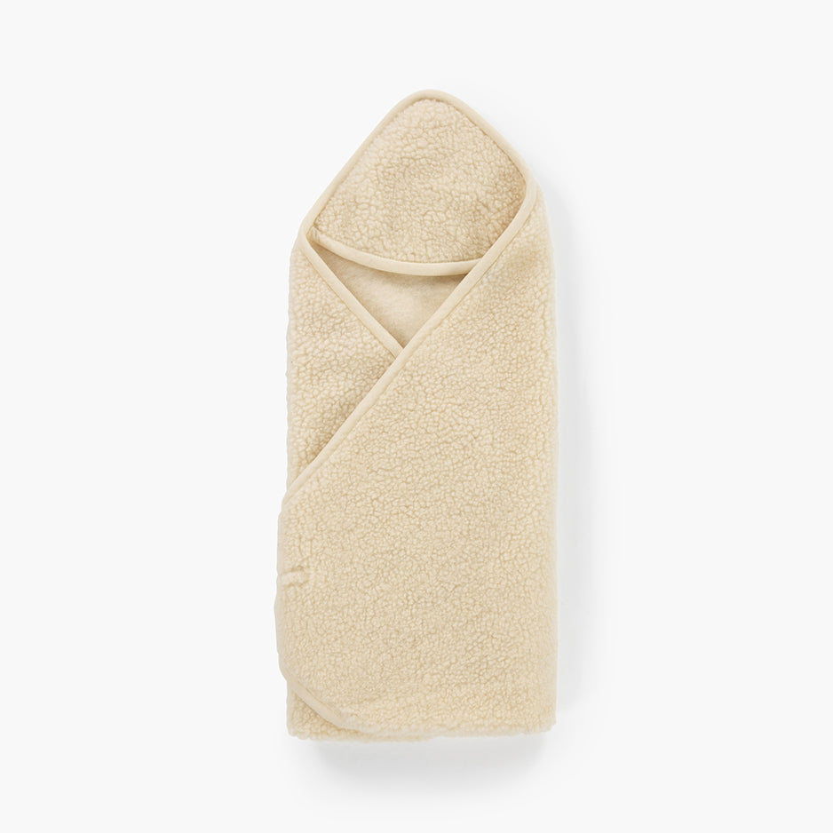 Productfoto van een wollen wikkeldeken voor baby's met een witte achtergrond