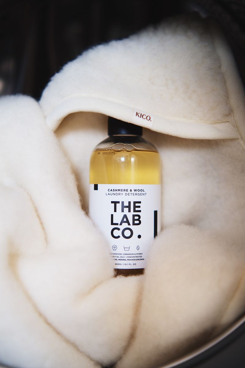 Fles wolwasmiddel in wikkeldeken – milieuvriendelijke, zachte verzorging voor wollen kledingstukken